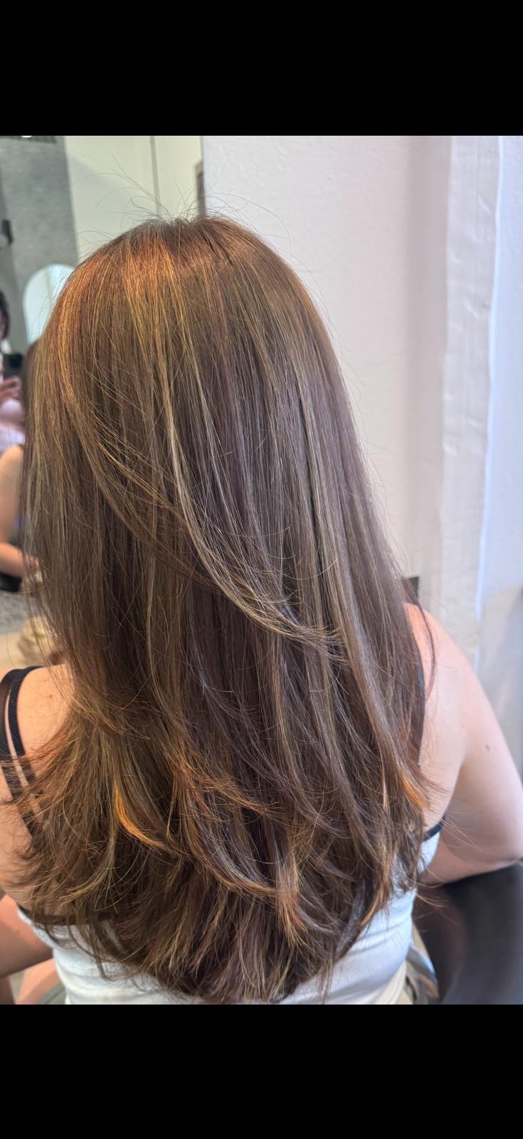 Langes, gepflegtes Haar mit feinen Strähnen – echtes Ergebnis aus dem Haarstudio Nes