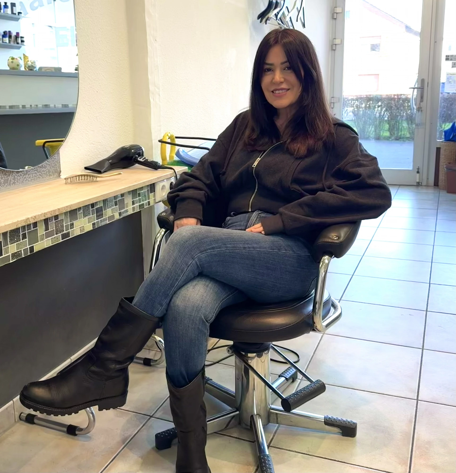 Portrait: Nes, Inhaberin · Balayage & Hochsteckfrisuren